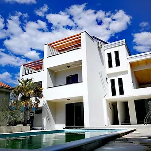 https://apartmani-star.hotelinzadar.com